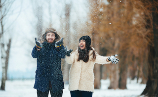 Lachendes Paar in Winterlandschaft